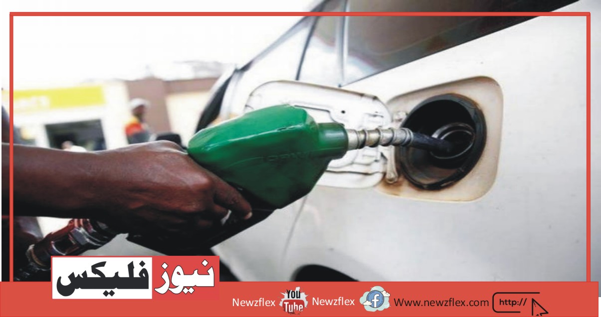 روپے کی قدر میں کمی کے بعد پاکستان نے پیٹرول اور ڈیزل کی قیمتوں میں 35 روپے فی لیٹر اضافہ کردیا۔