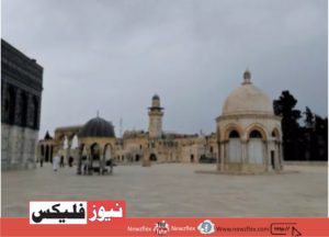 گنبدِ آسمانی جس کے بائیں طرف گنبدِ نبوی ہے۔